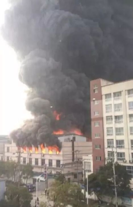摁都摁不住了 又一家包装厂起火,安监正大举封厂